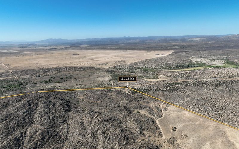 Punto de acceso del terreno en Ojos Negros visto desde el dron, donde el camino vecinal toca el lindero
