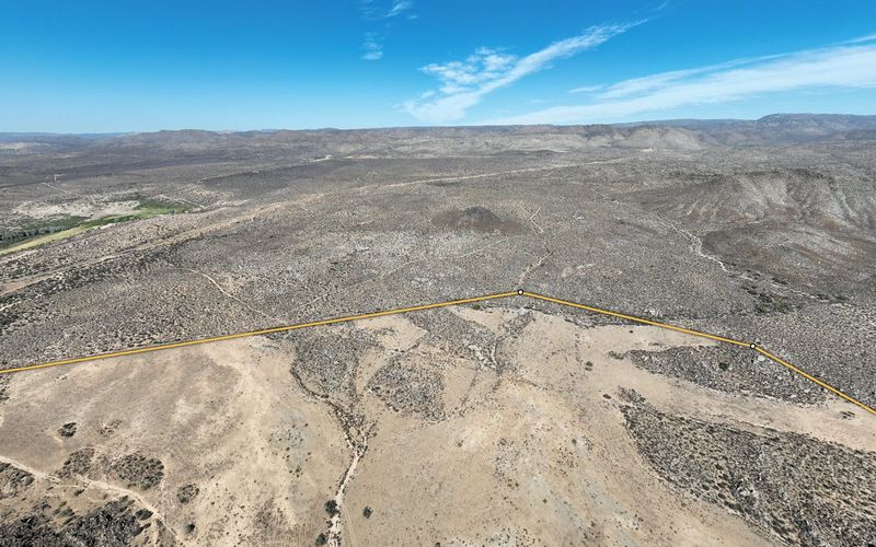 Llano abierto dentro del lindero del terreno en Ojos Negros, con caminos de terracería