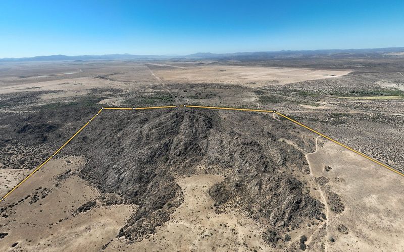 Terreno en Ojos Negros visto a 250 metros de altura: cerro de roca y llano dentro del lindero dorado