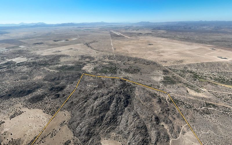 Terreno en Ojos Negros visto a 500 metros de altura, con el valle y la sierra al fondo